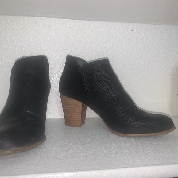 Black leather heeled booties - Picture 2 of 4